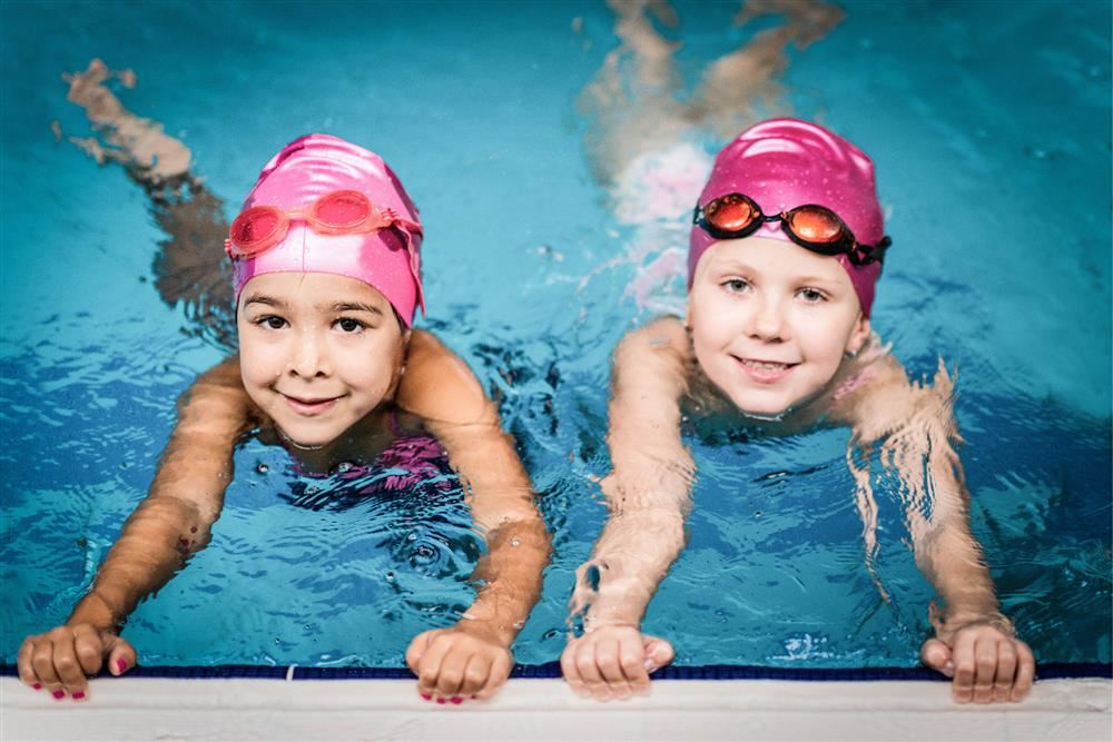 Intensiv Kinderschwimmkurs die Maedchen